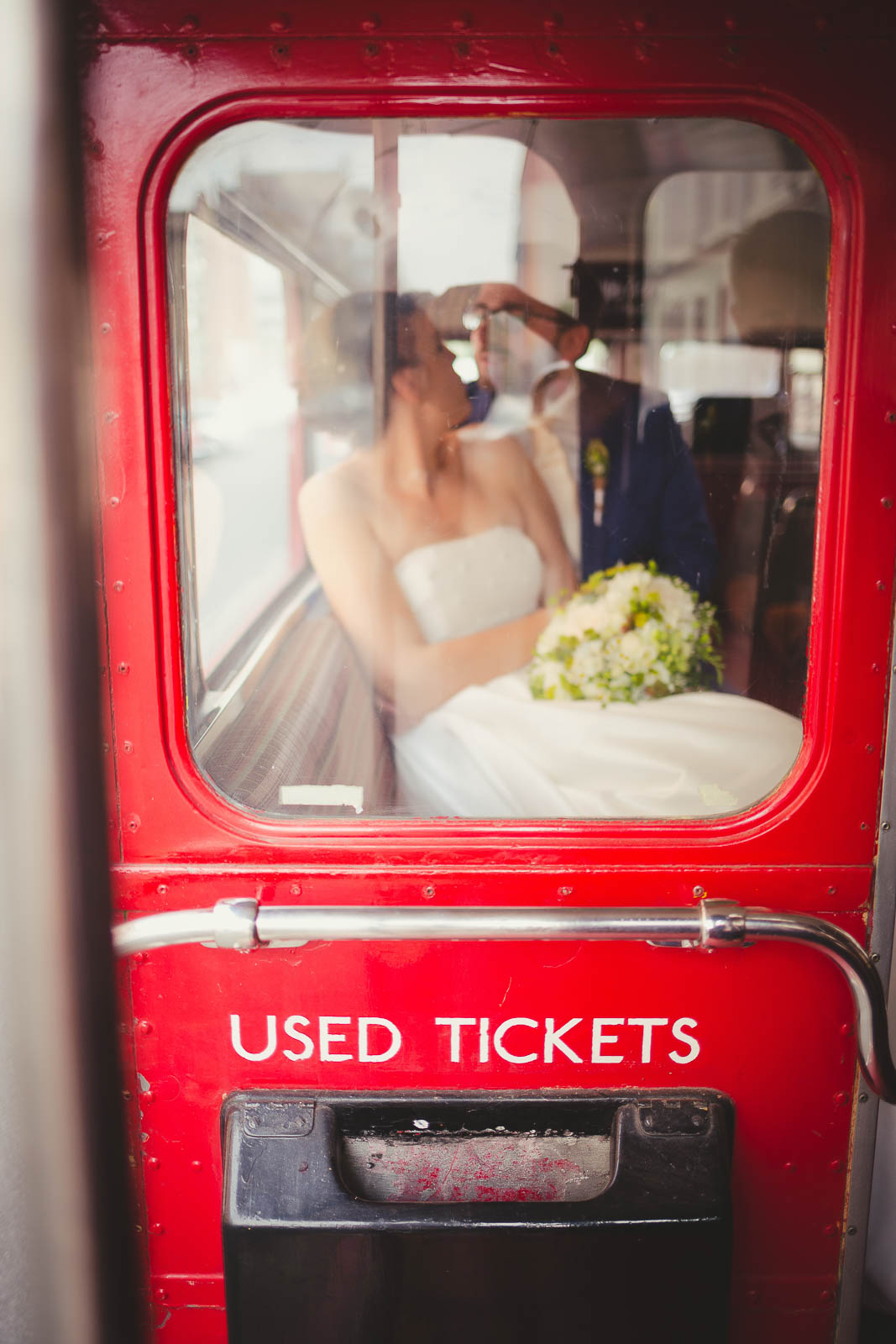Červený Double Decker a spousta dobré nálady, fotografie Katka Koncal, na blogu Originální Svatba