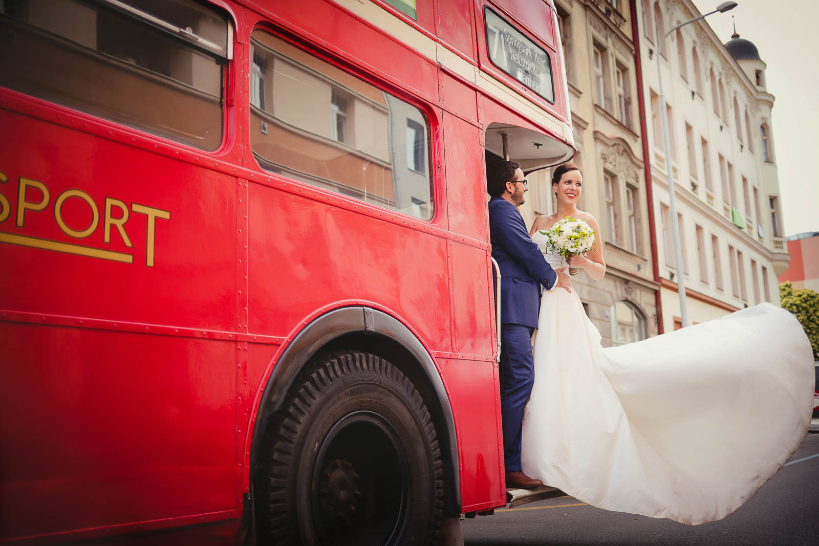 Červený Double Decker a spousta dobré nálady, fotografie Katka Koncal, na blogu Originální Svatba