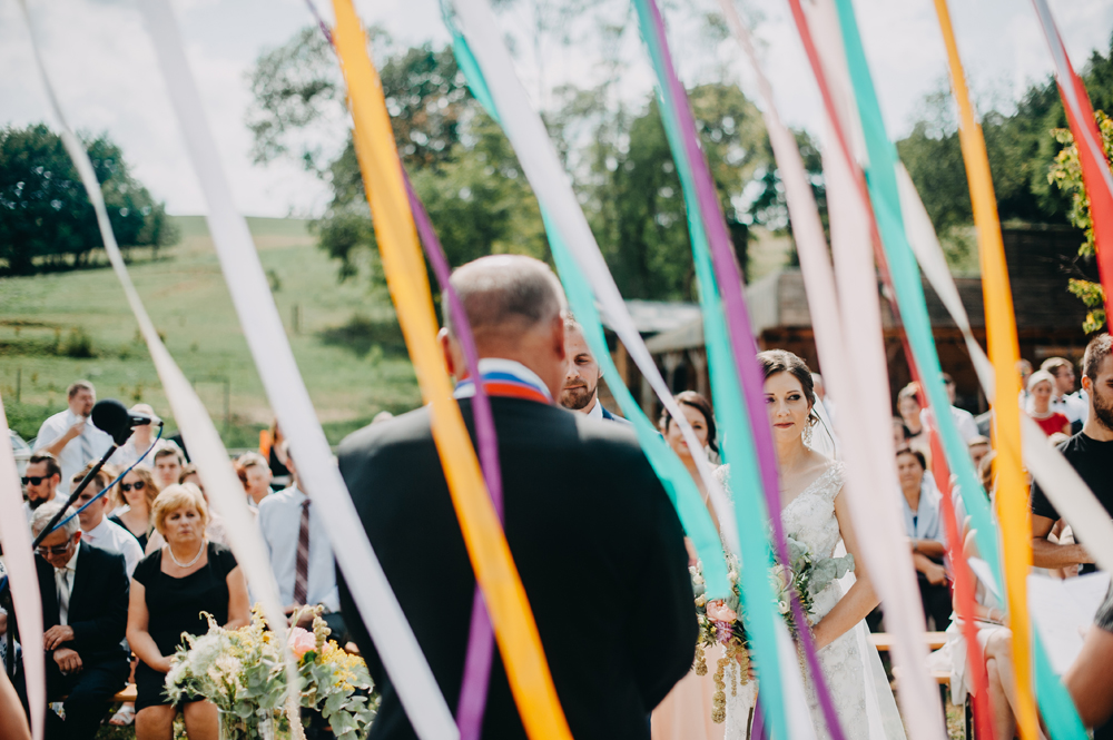 Bohémská svatba v stodole s barevnými detaily, fotografie HMfoto.sk, Moment v stodole, na blogu Originální Svatba