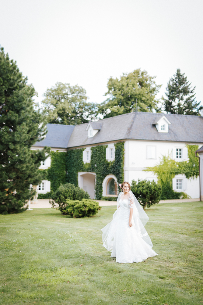 Pastelové barvy a krajka na zámku Niměřice, fotografie Katka Koncal na blogu Originální Svatba